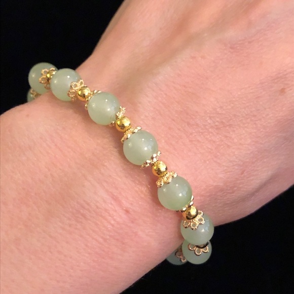 Elegant Gold and Green Beaded Bracelet - Picture 4 of 8